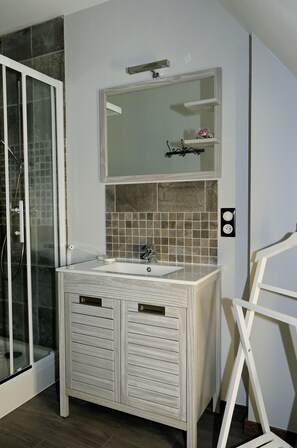 Comfort-Doppelzimmer (Chambre aux Hirondelles) | Badezimmer | Dusche, kostenlose Toilettenartikel, Haartrockner, Handtücher