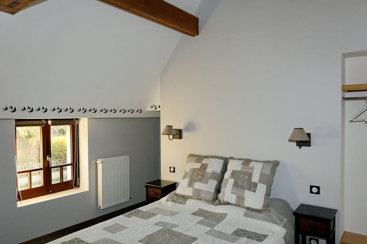 Phòng đôi tiện nghi đơn giản (Chambre aux Hirondelles) | Bộ đồ giường cao cấp, trang trí khác biệt
