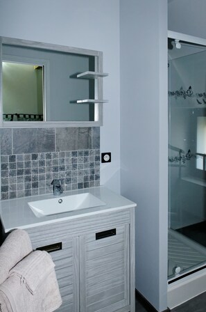 Bathroom - La Ferme Aux Charmes (Solre-le-Château)