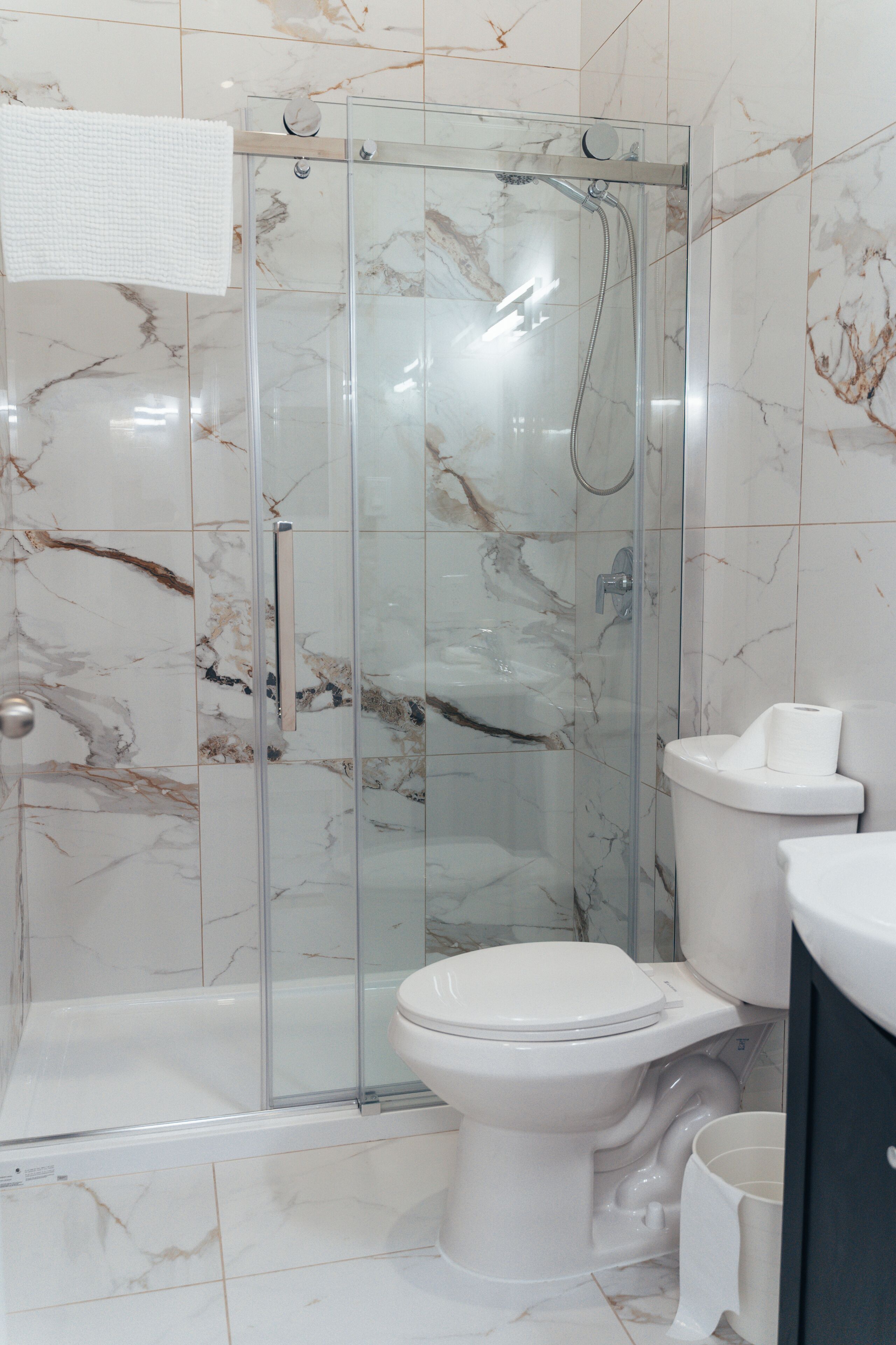 Apartament Grand | Bany | Dutxa, assecador de cabells, tovalloles i paper higiènic 