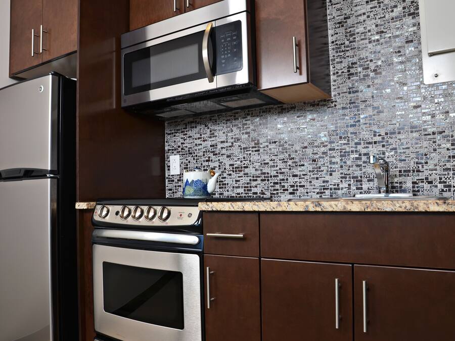 Full-size fridge, microwave, oven, stovetop