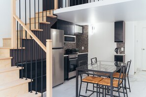 Grand Apartment | In-room dining - Cjour Apartments (Montreal)