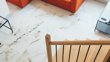 Căn hộ Grand | Khu phòng khách | TV màn hình phẳng 32-inch có truyền hình vệ tinh, Smart TV