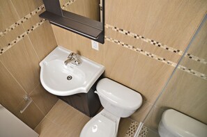 Shower, hair dryer, towels, toilet paper - Cjour Apartments (Montreal)