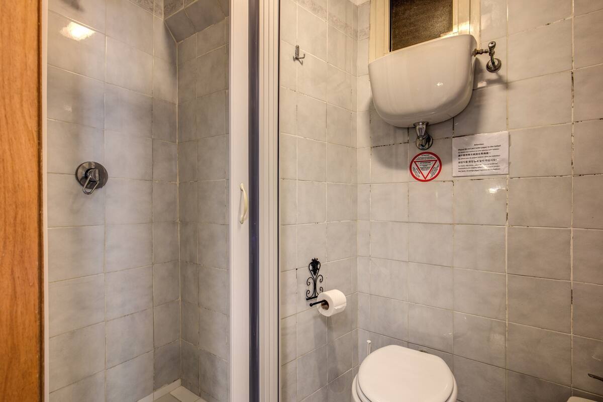 Kylpyhuone, jossa on wc, suihku ja pesuallas.