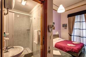 Escritorio, cortinas blackout, wifi gratis y ropa de cama 