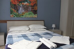 Habitación básica doble, 1 habitación, baño compartido | Escritorio, cortinas opacas, wifi gratis y ropa de cama