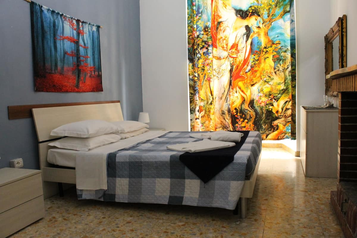 Chambre Double, 1 chambre, salle de bains commune | Bureau, rideaux occultants, Wi-Fi gratuit, draps fournis