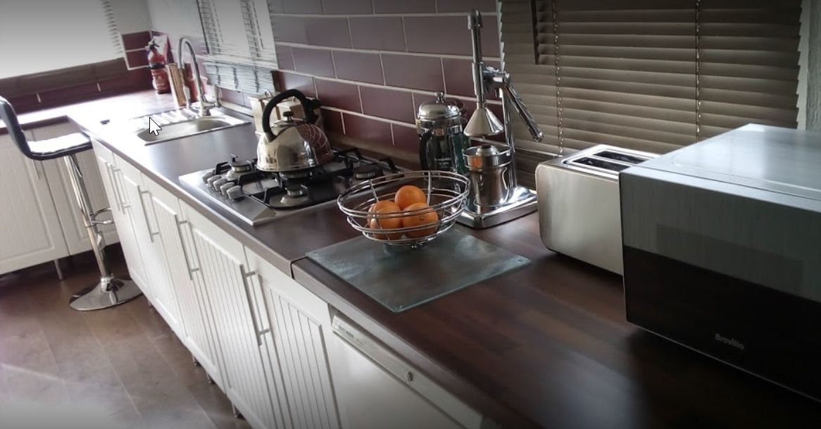 Refrigerador, microondas, parrilla de estufa y cafetera y tetera 