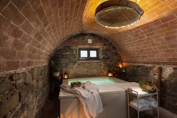 Romantic Double Room, 1 Queen Bed, Hot Tub, Ground Floor | Private spa tub