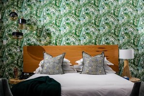 Phòng Suite Deluxe, 1 giường cỡ king, có phòng tắm riêng, quang cảnh sông | Phòng tắm | Bồn tắm và buồng tắm vòi sen riêng, bồn tắm ngâm 