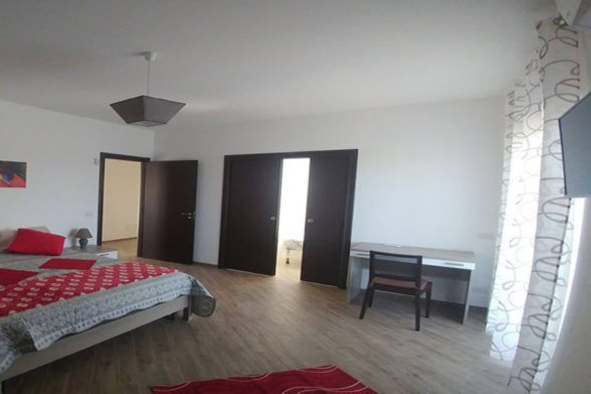 Vierpersoonskamer, en-suite badkamer | Een bureau, een strijkplank/strijkijzer, gratis babybedden, extra bedden