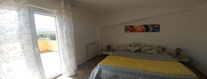 Desk, iron/ironing board, free cots/infant beds, rollaway beds - Villa Aurelio (Squillace)