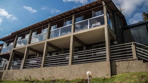 Un edificio moderno con techo plano, ventanas amplias y un balcón.