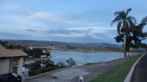 Vista de un lago con una carretera y un edificio en primer plano.