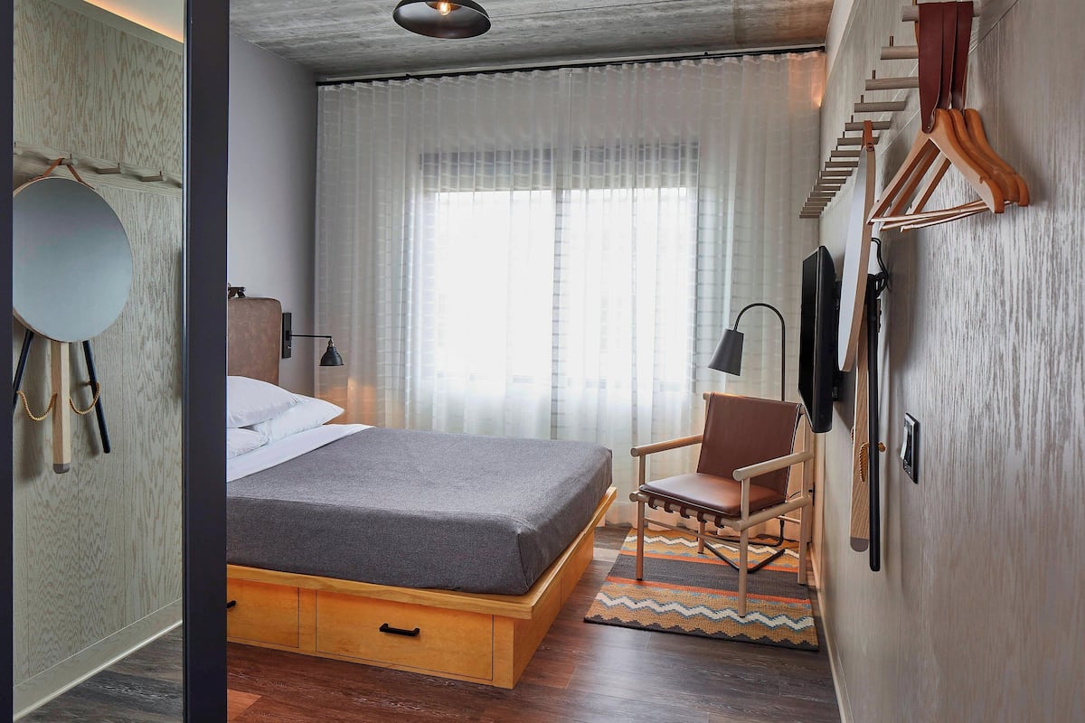Ropa de cama de alta calidad y espacio para trabajar con laptop