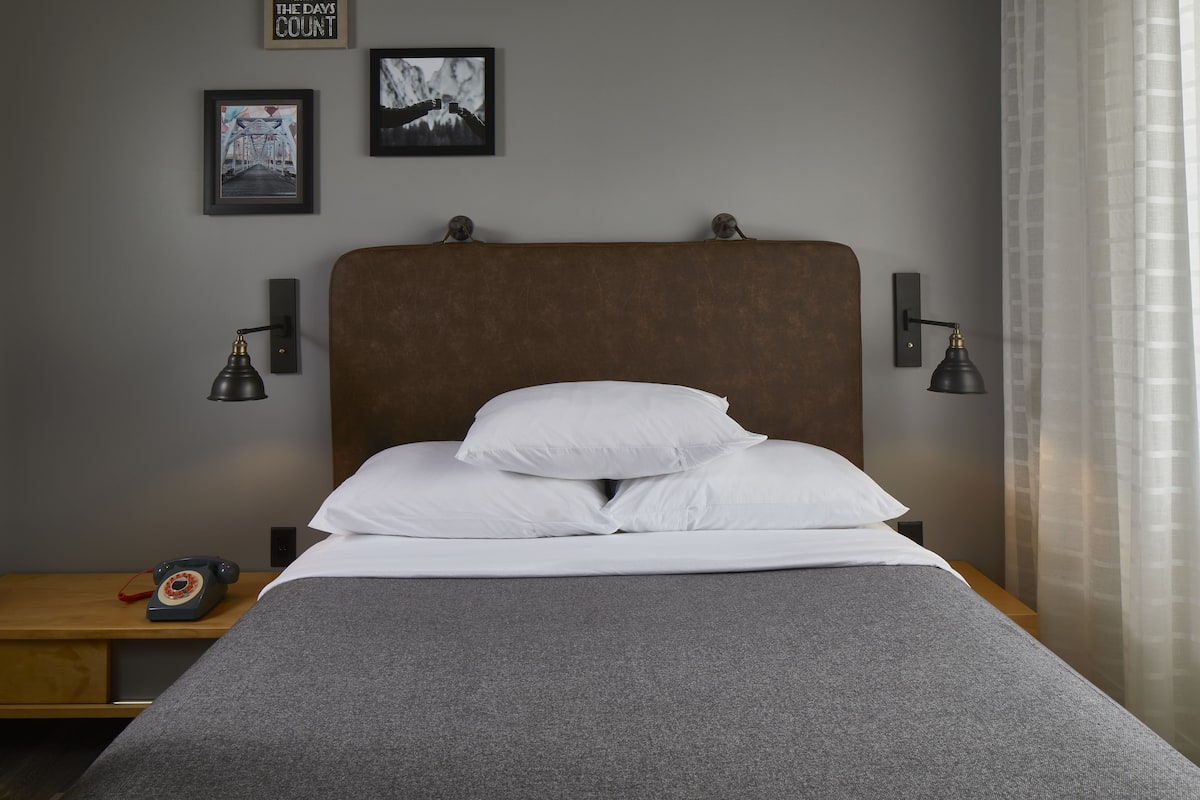 Ropa de cama de alta calidad y espacio para trabajar con laptop