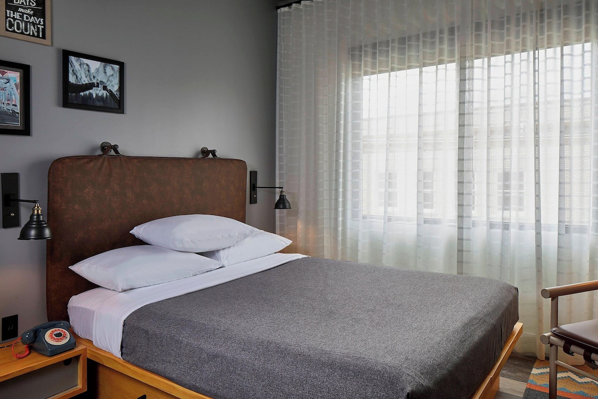 Premium bedding, laptop workspace, iron/ironing board, free WiFi