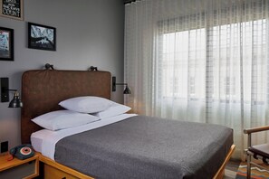 Kamar, 1 Tempat Tidur Queen | Seprai premium, ruang kerja ramah laptop, dan setrika/meja setrika