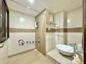 ฝักบัว, ของใช้ในห้องน้ำฟรี, ไดร์เป่าผม, โถสุขภัณฑ์แบบบิเดท์