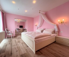 Hypo-allergenic bedding, desk, iron/ironing board, bed sheets - Hotel Landhaus Wörlitzer Hof (Oranienbaum-Wörlitz)