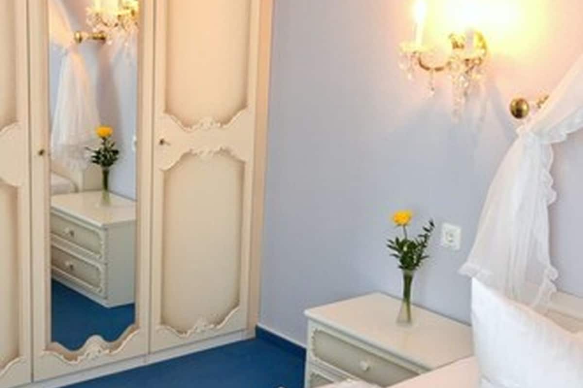 junior suite | 1 bedroom, hypo-allergenic bedding, desk, iron/ironing board