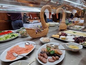 Päivittäinen buffetaamiainen maksusta