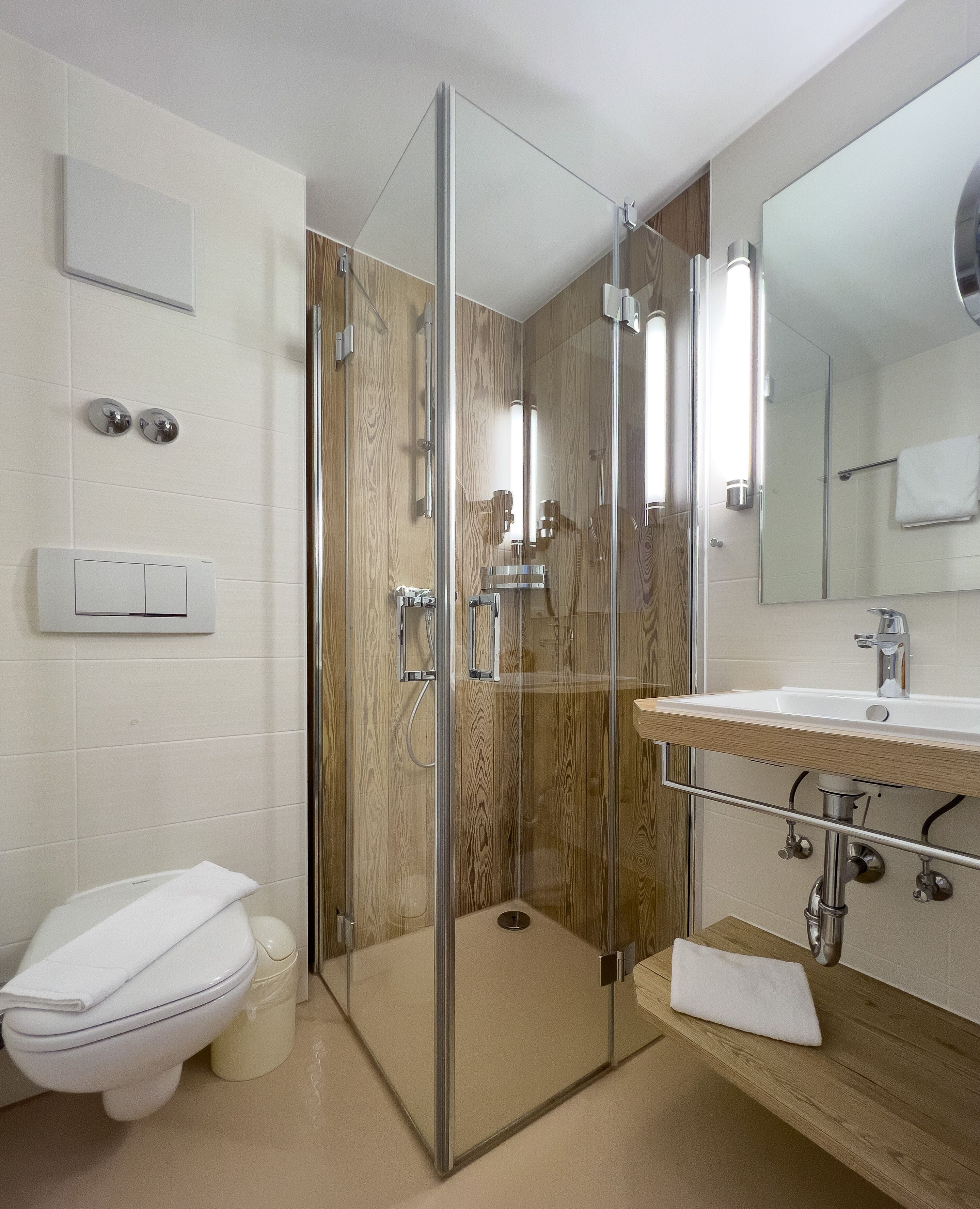 Kostenlose Toilettenartikel, Haartrockner, Bademäntel, Hausschuhe