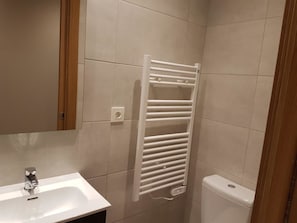 A bathroom with a white sink, a toilet, and a white towel rack. - Grifo Vacances Pie de Pistas (Pas de la Casa)