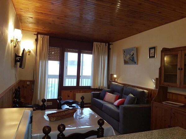 Apartment, 1 Schlafzimmer (S K Y ) | Wohnbereich | Flachbildfernseher