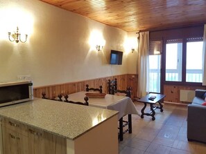 Apartment, 1 Schlafzimmer (S K Y ) | Wohnbereich | Flachbildfernseher