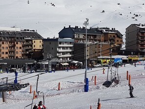 A ski resort with multiple buildings, ski lifts, and a snowy landscape. - Grifo Vacances Pie de Pistas (Pas de la Casa)