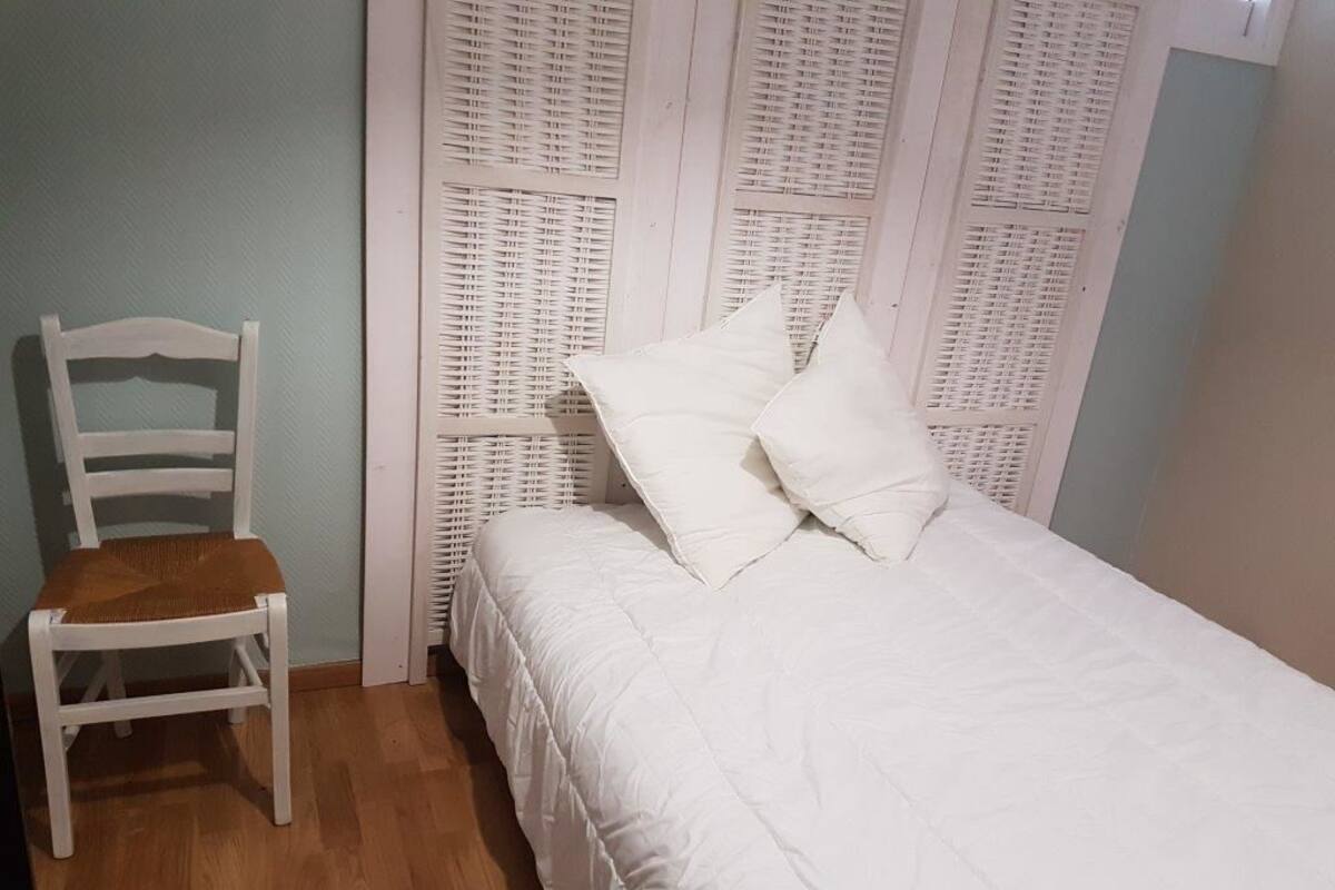 Apartment, 1 Bedroom (M o n t r e a l) | Cots/infant beds, bed sheets