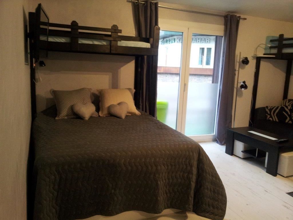 Cribs/infant beds, bed sheets