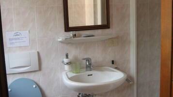 Shower, free toiletries, hair dryer, bidet