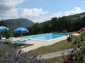 Seasonal outdoor pool, pool umbrellas, pool loungers - Cà Maggio Nuovo (Cagli)