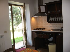 1 makuuhuone, ylelliset vuodevaatteet, työpöytä, silitysrauta/-lauta