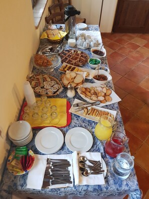 Päivittäinen paikallinen aamiainen (7.5 EUR per henkilö)