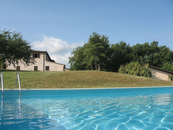 Piscina stagionale all'aperto, ombrelloni da piscina, lettini