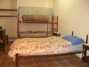 Perhehuoneisto, 2 makuuhuonetta, terassi | 1 makuuhuone, ylelliset vuodevaatteet, työpöytä, silitysrauta/-lauta