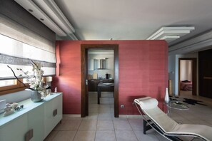 Appartamento, 2 camere da letto | Area soggiorno | TV a schermo piatto, caminetto