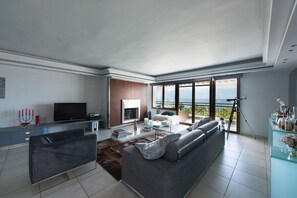 Appartement, 2 chambres | Coin séjour | Télévision à écran plat, cheminée