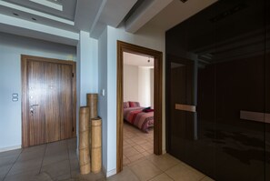 Appartement, 2 chambres | Coin séjour | Télévision à écran plat, cheminée