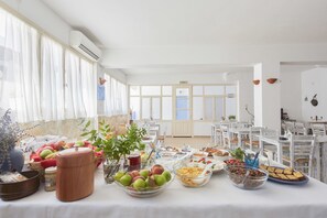Desayuno continental gratuito y diario