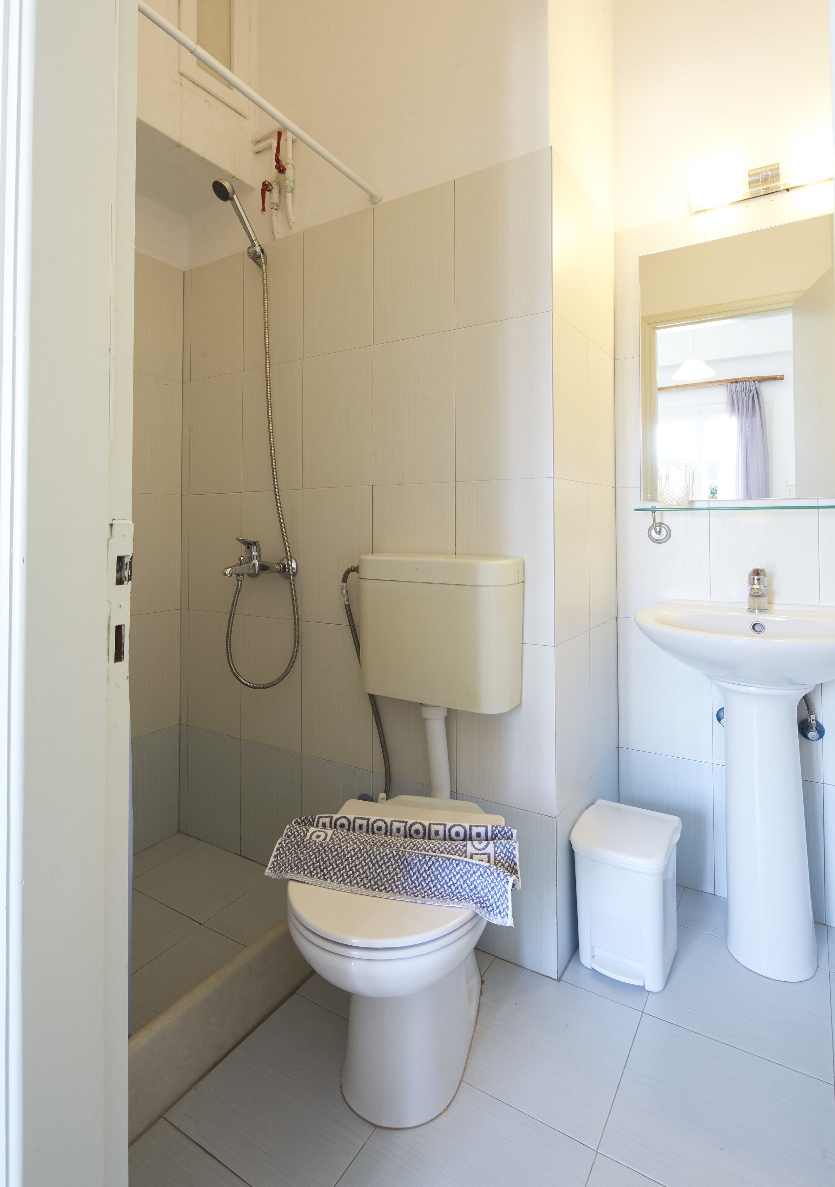 Un baño con inodoro, bidé y ducha.