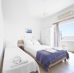 Dreibettzimmer | Minibar, Schreibtisch, Bügeleisen/Bügelbrett, kostenloses WLAN