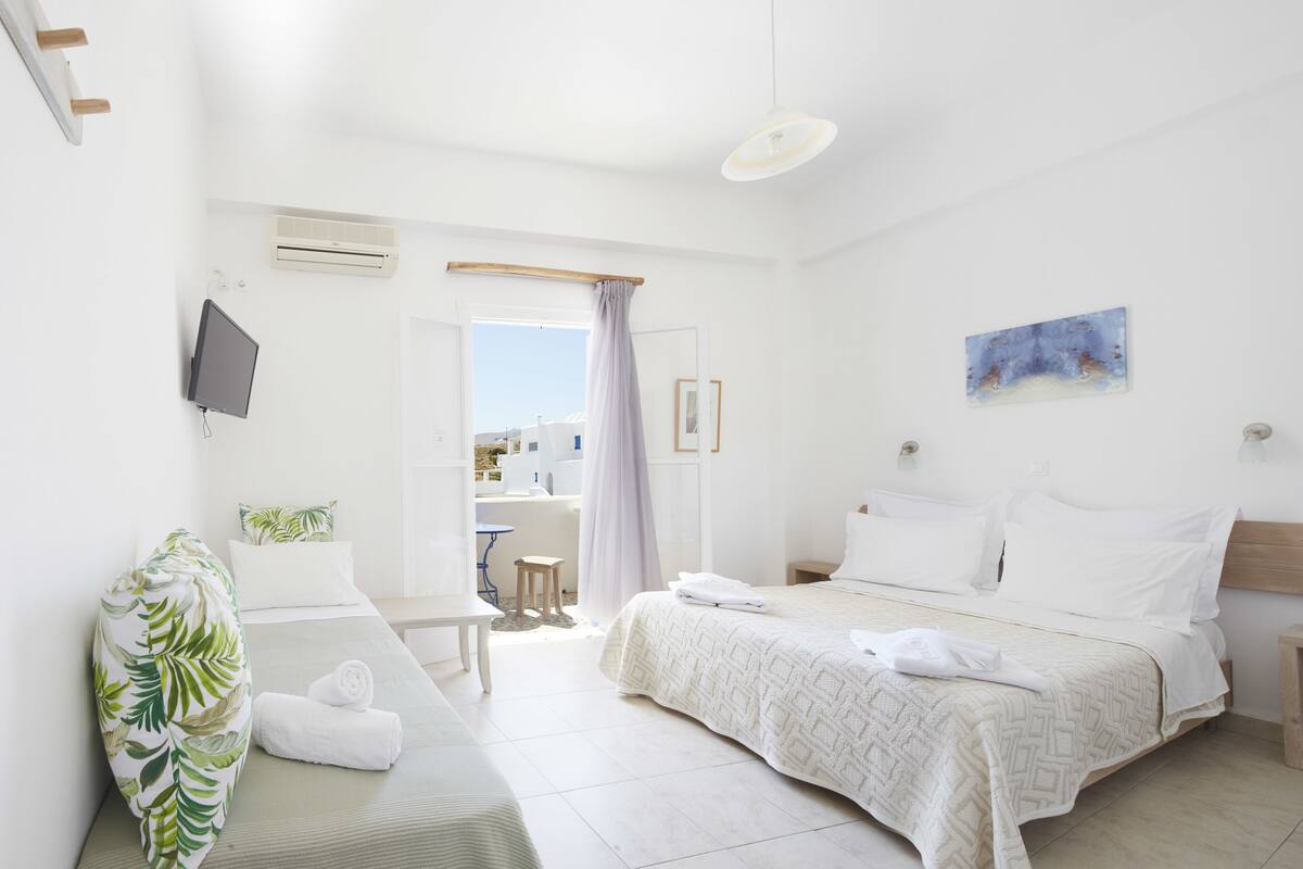 Habitación triple, vistas al jardín | Minibar, escritorio, tabla de planchar con plancha y wifi gratis