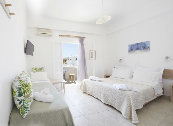 Kamar Triple, pemandangan kebun | Minibar, meja kerja, setrika/meja setrika, dan Wi-Fi gratis