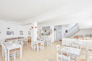 Free daily continental breakfast - Londos (Paros)