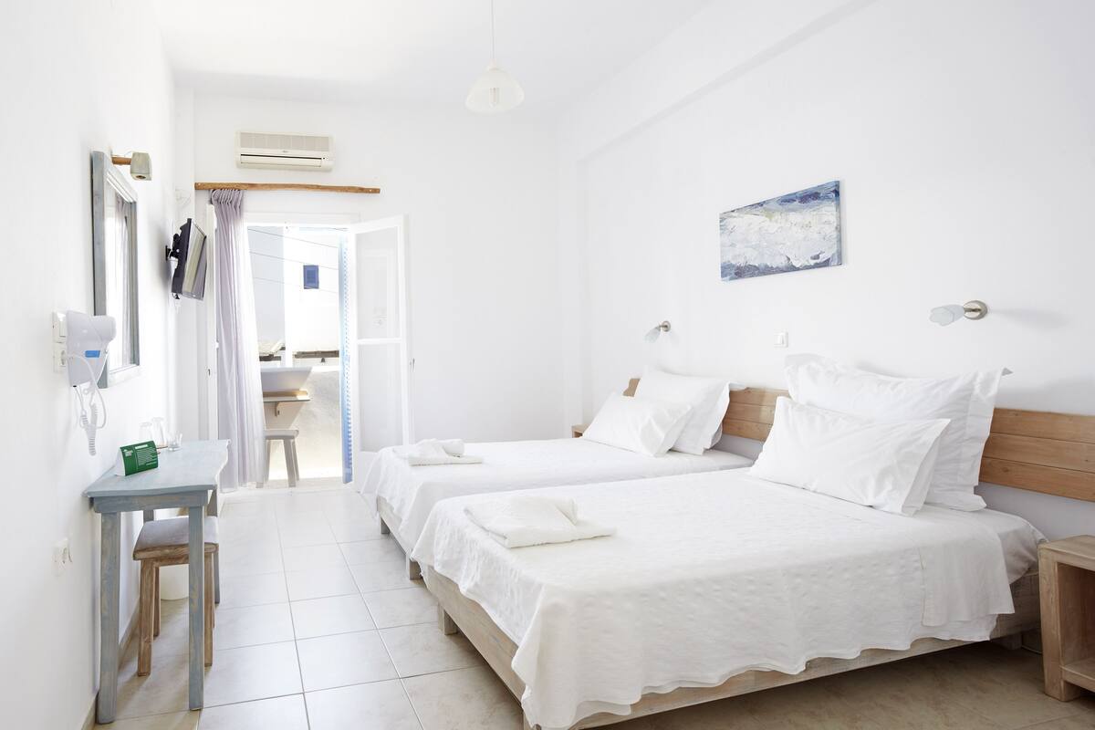 Habitación estándar con 1 cama doble o 2 individuales | Minibar, escritorio, tabla de planchar con plancha y wifi gratis